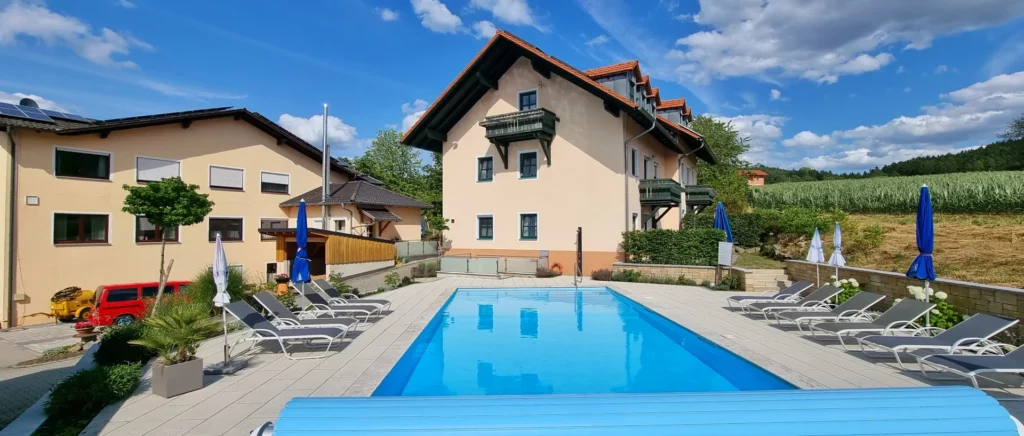 panoramabilder-tuerlinger-familienhotel-swimming-pool-bayerischer-wald-ansicht